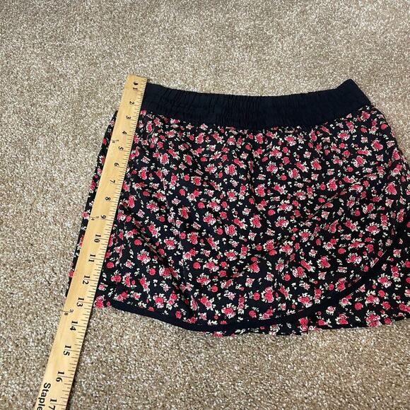 K Woman skirt/skort black floral print elastic waist pink roses SZ 4/6 short - Picture 3 of 6